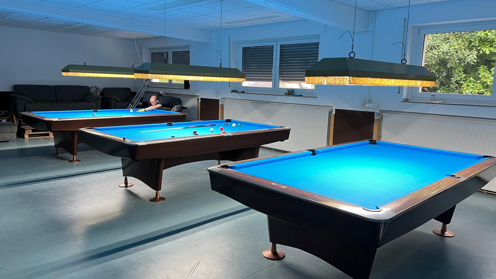 Vereinsheim des PBC Poolicorns e.V. mit drei blauen Poolbillardtischen