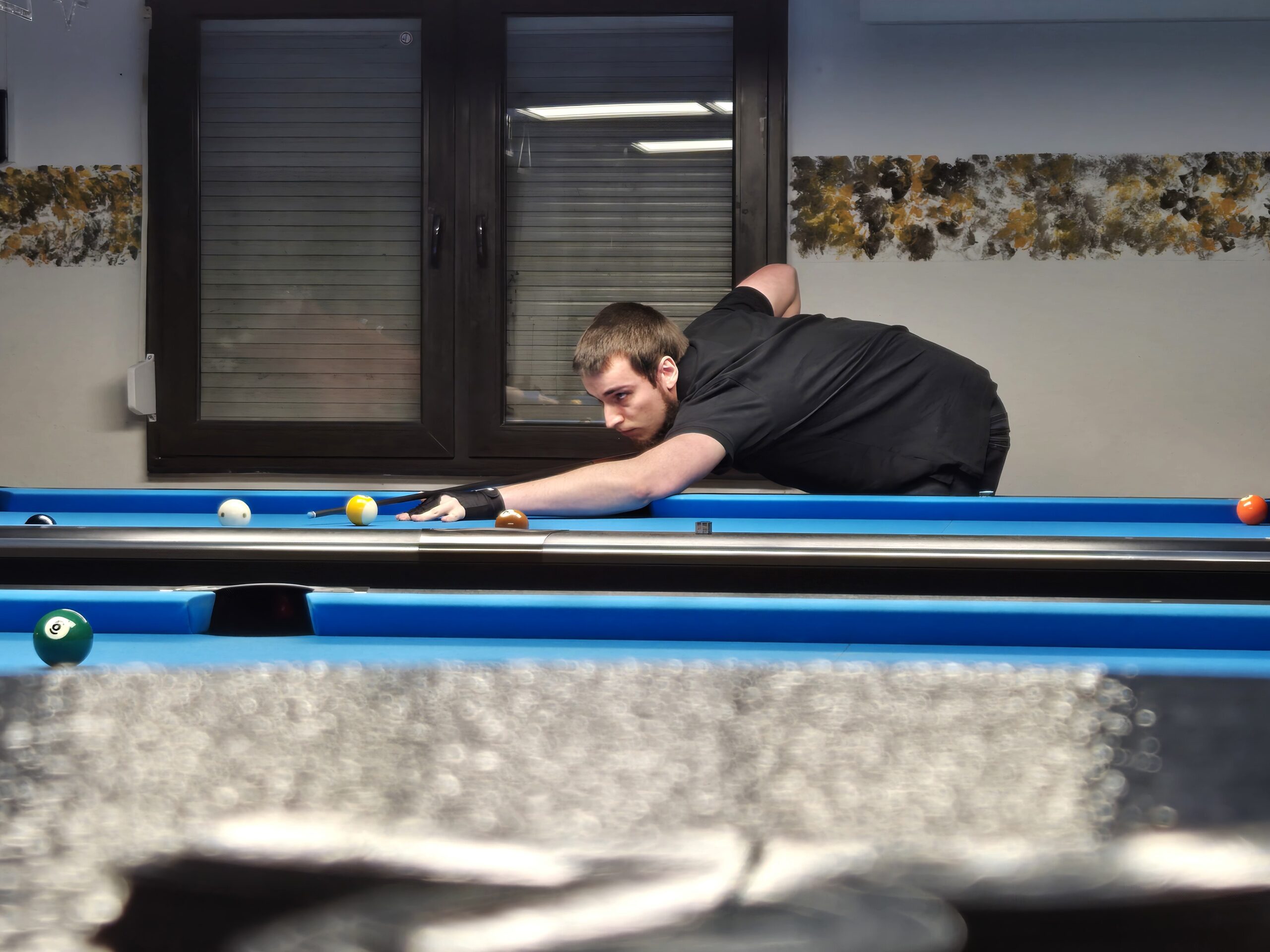 Spieler beim Training am Poolbillardtisch